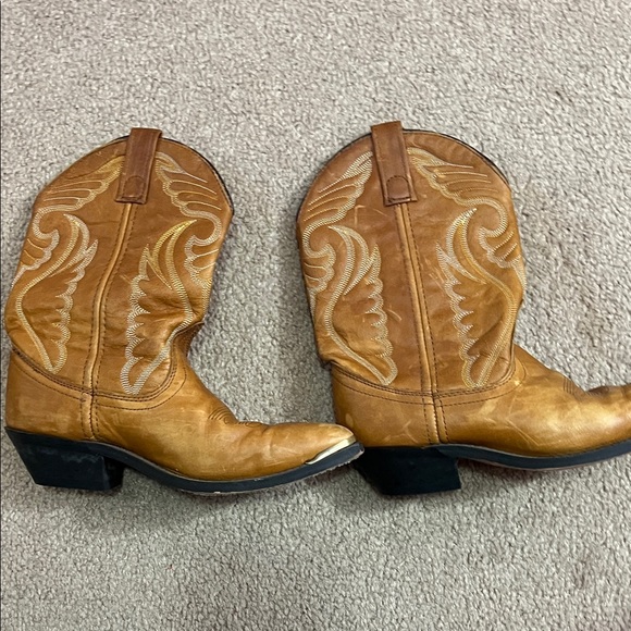 masterson boot co Shoes - Masterson Boot Co. Brown Embroidered Heeled Boots